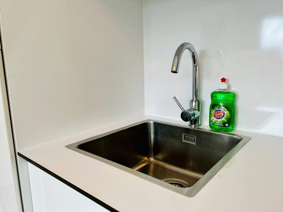 Apartamento Sunny Modern With Balcony - Free Parking